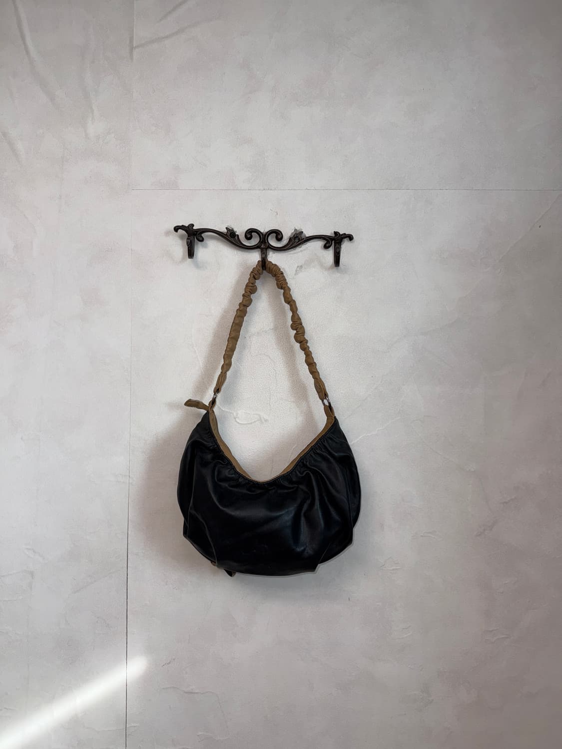 Black beige leather flower shirring 숄더백 상품이미지3