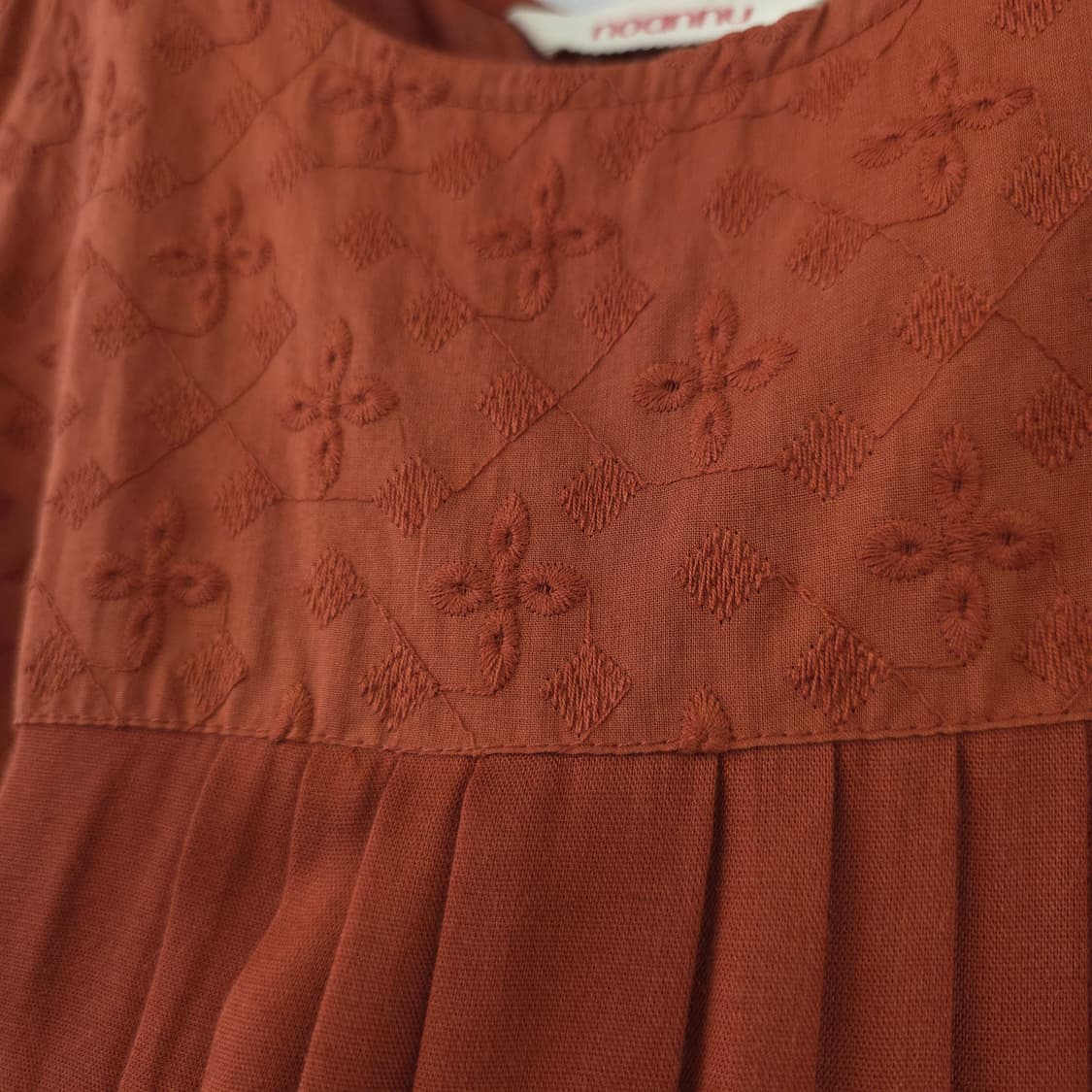 브릭 브라운 자수 플레어 슬리브리스 블라우스 상품이미지4