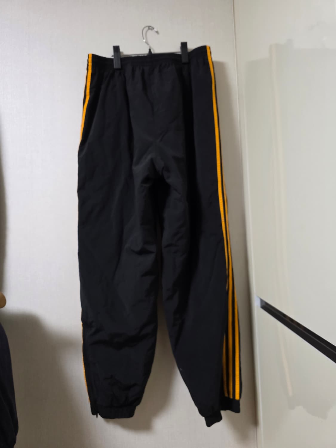 아디다스 검정 노랑 삼선 트레이닝 트랙팬츠 상품이미지2