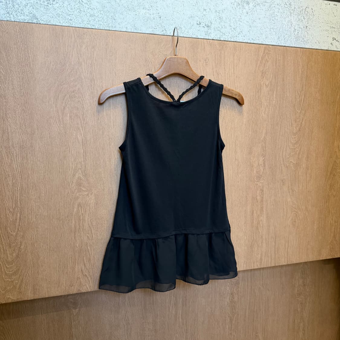 엑시즈팜 슬리브리스 티셔츠 백 크로스 레이스 스트랩 디테일 블랙 상품이미지2