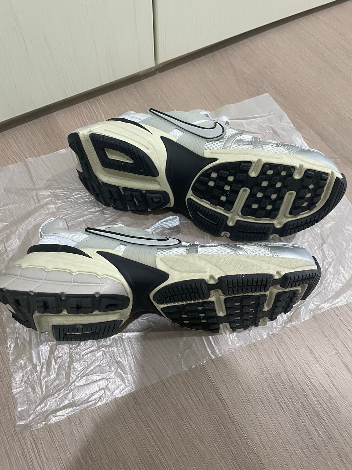 나이키 v2k 런 메탈릭 실버 255 상품이미지3