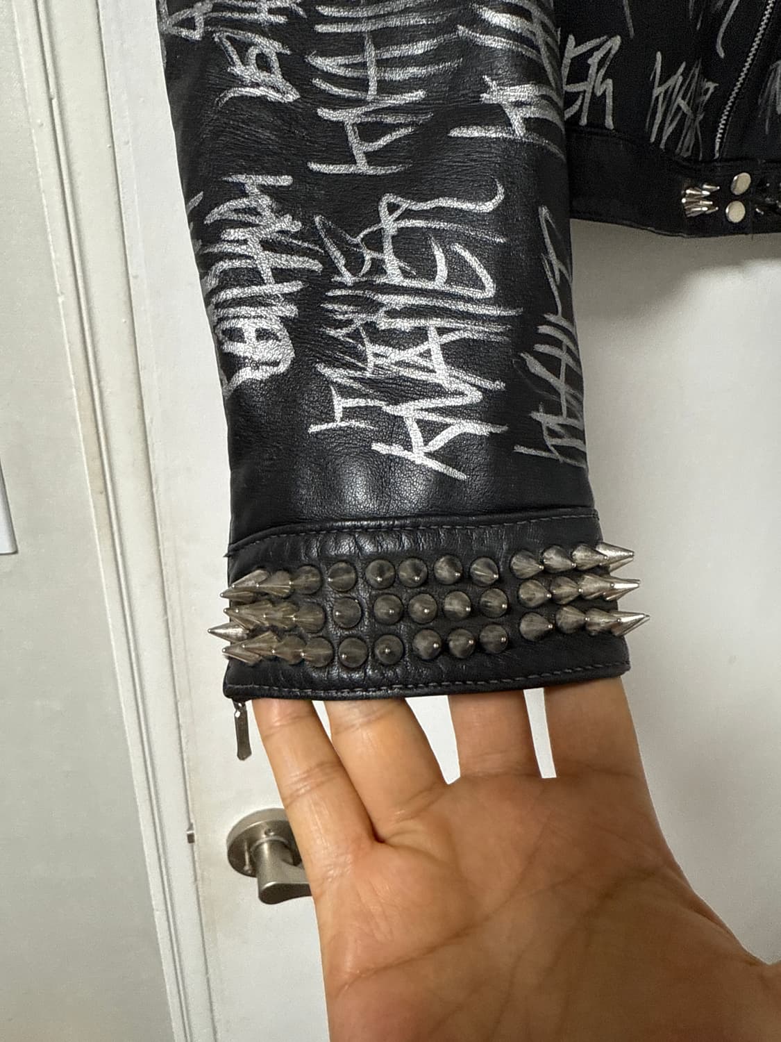 knall3r  로고 낙서 메탈스터드 락스피릿 크롭  레더 자켓 상품이미지6