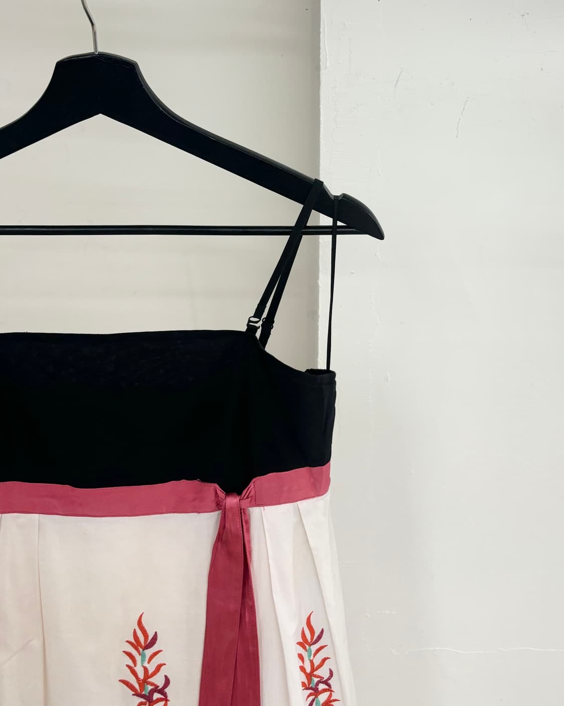 미우미우 엠브로이드 플라워 디테일 슬리브리스 원피스 상품이미지4