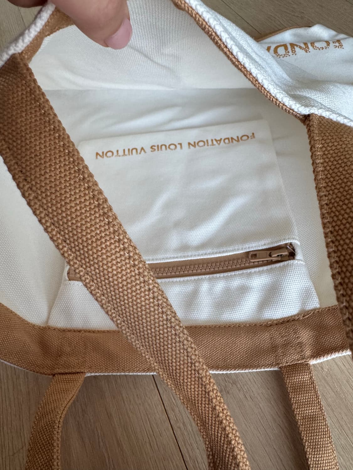 루이비통 박물관 파운데이션 에코백 상품이미지2