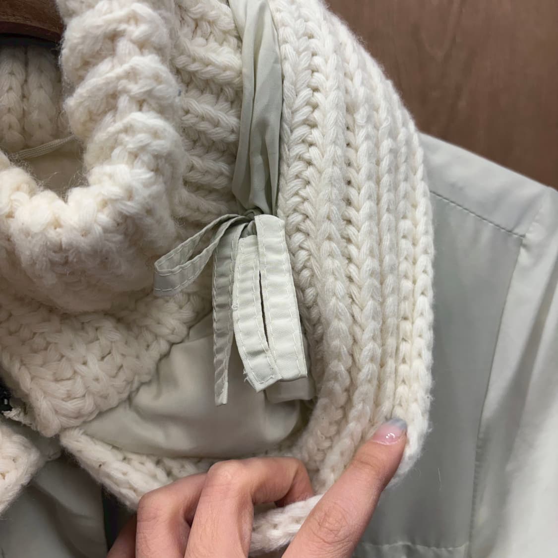 마렐라 스포츠 다운 점퍼 니트 믹스 넥 포켓 스트랩 디테일 아이보리 상품이미지6