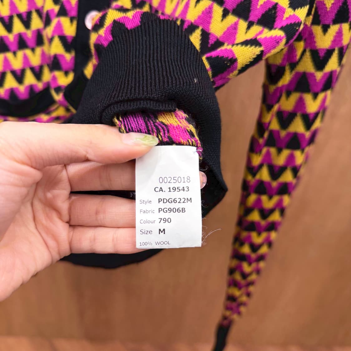 폴스미스 브이넥 니트 가디건 옐로우 지그재그 패턴 배색 버튼 디테일 블랙 상품이미지7