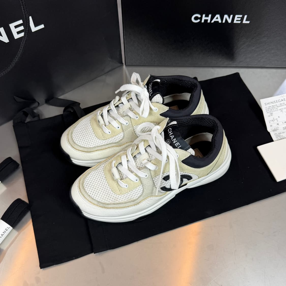 [리오브] 샤넬 CC 로고 테니스 카프스킨 스웨이드 스니커즈 상품이미지2