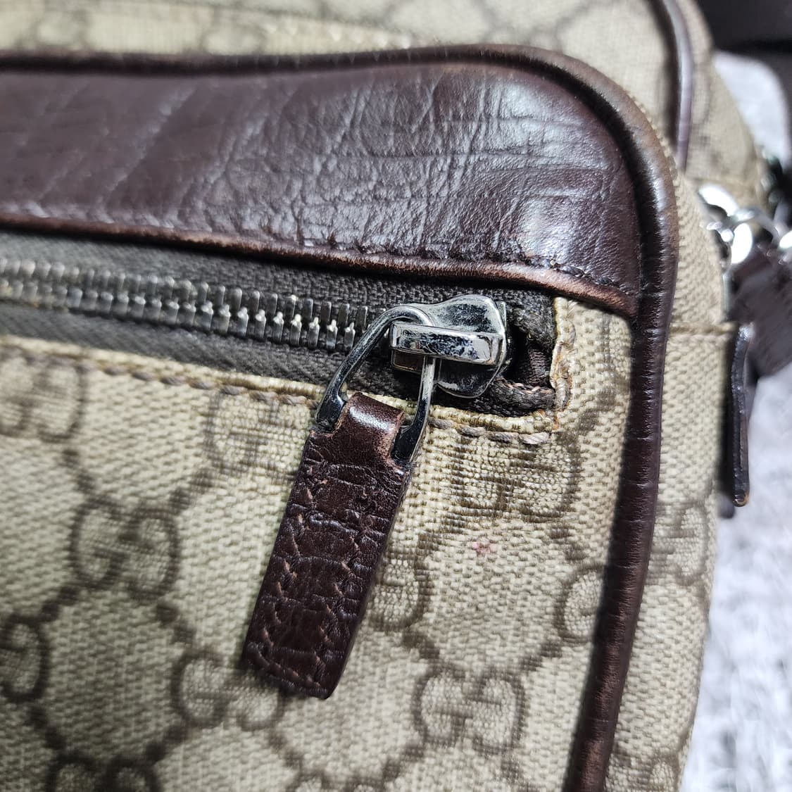 구찌 GG PVC 트리밍 메신저 크로스백 상품이미지7