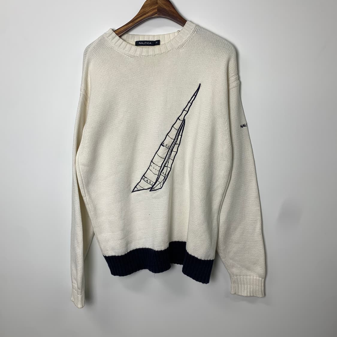 노티카 자수로고 화이트 니트 상품이미지2