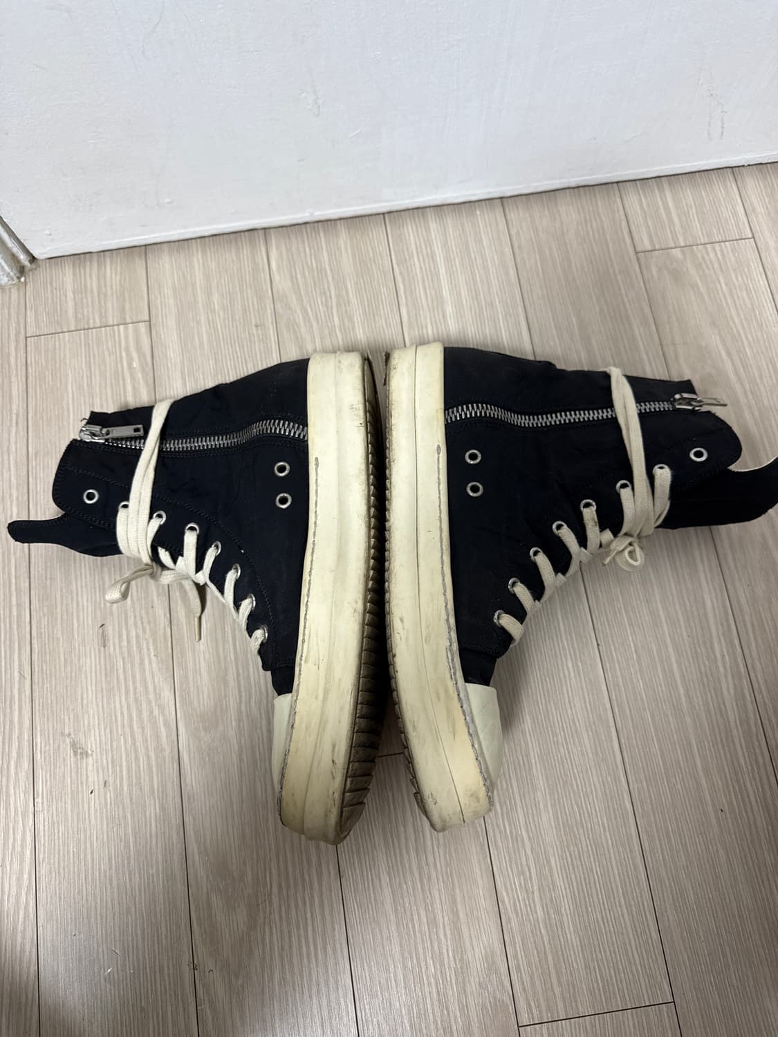 카티가 신은 릭오웬스 다크쉐도우 레이스업 하이탑 상품이미지4