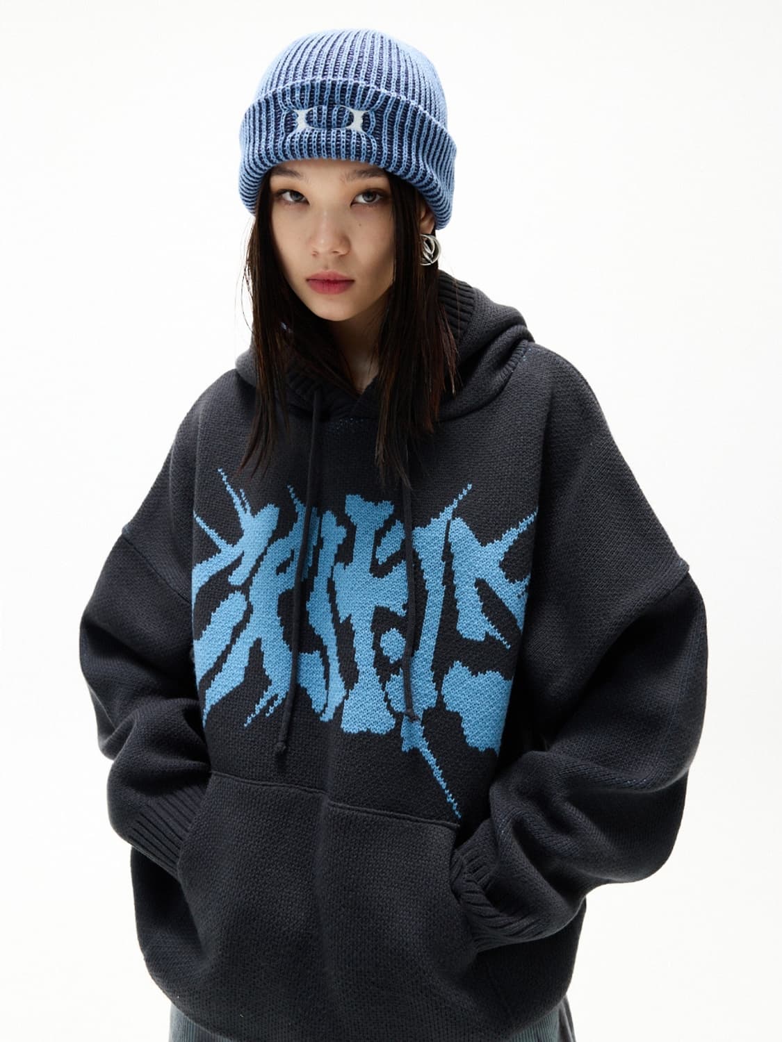 크리틱 GOTH LOGO HOOD KNIT CHARCOAL 상품이미지2