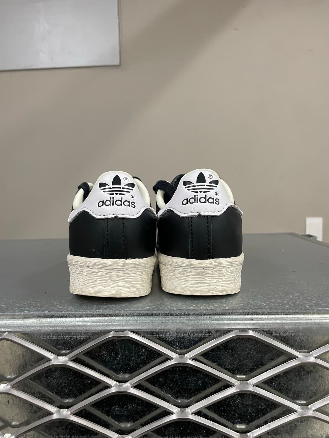 아디다스 슈퍼스타 82 코어 블랙 220 상품이미지3