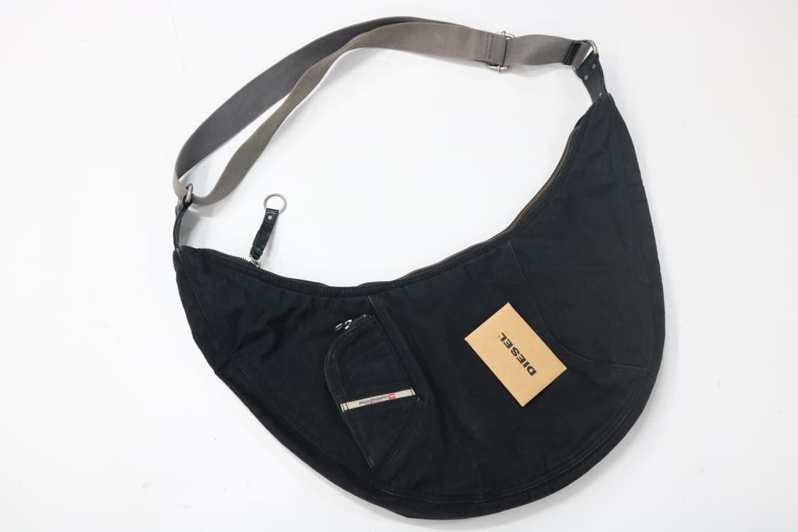 디젤 아카이브 하프문 숄더백 상품이미지4