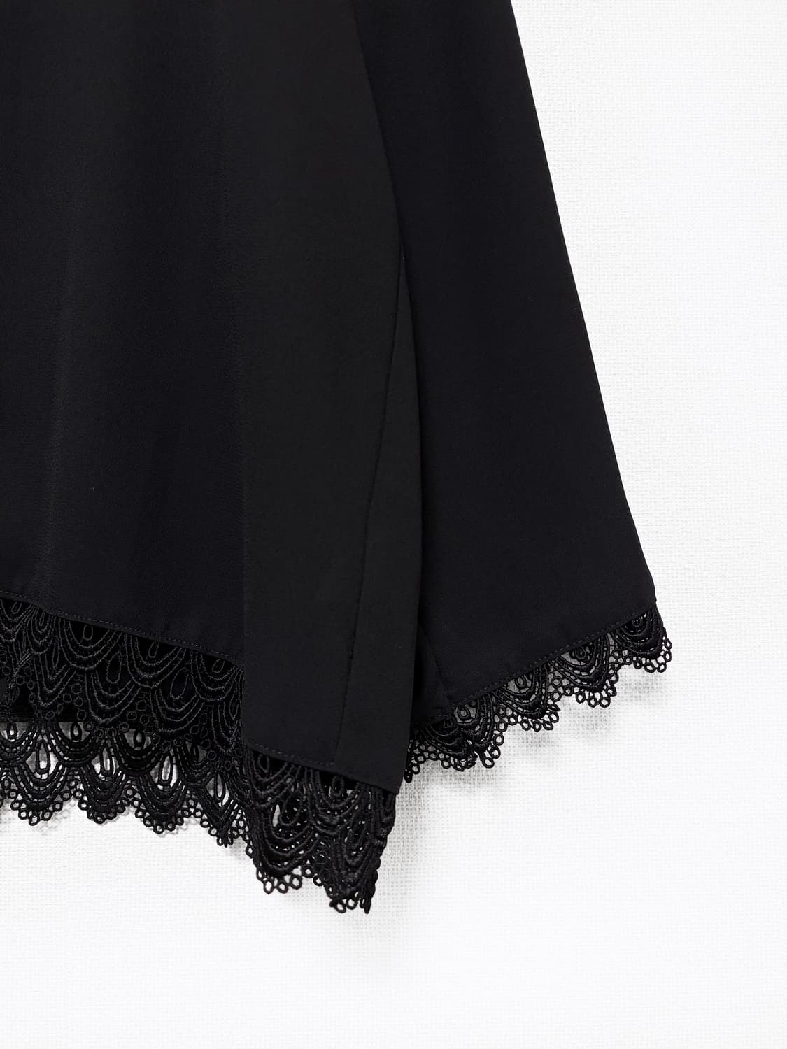 Lace Hem Round Neck Blouse – Black 상품이미지6