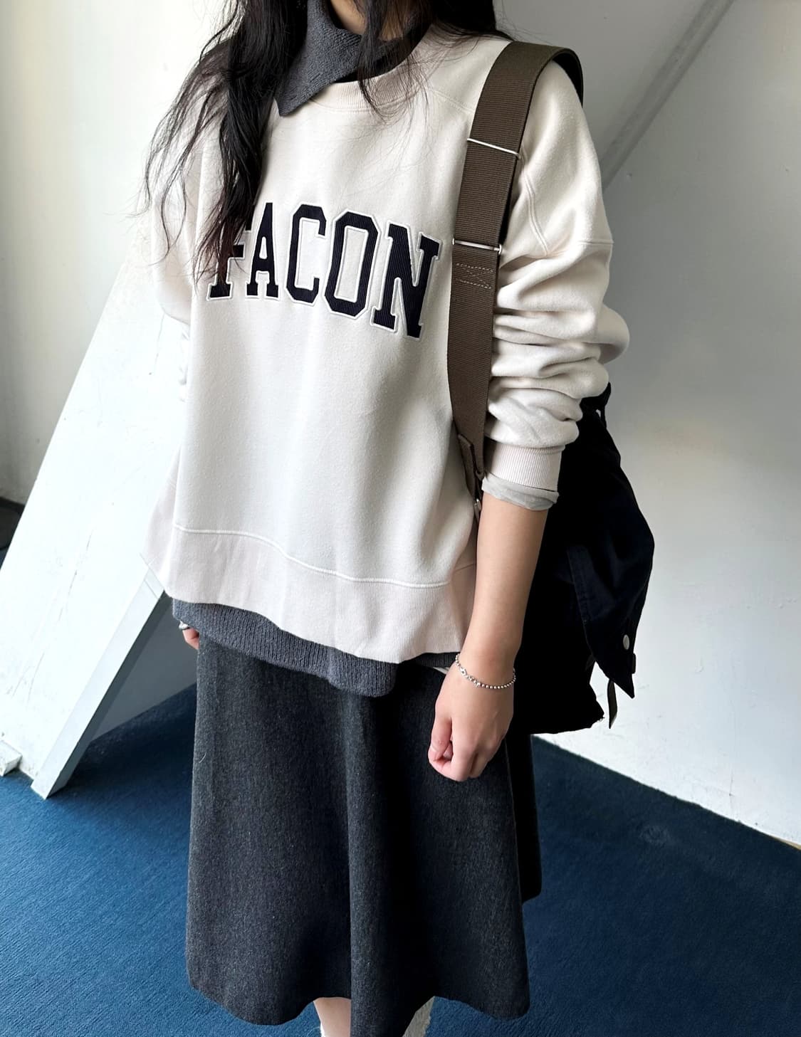 Wide silhouette design patch sweat P/O 상품이미지8