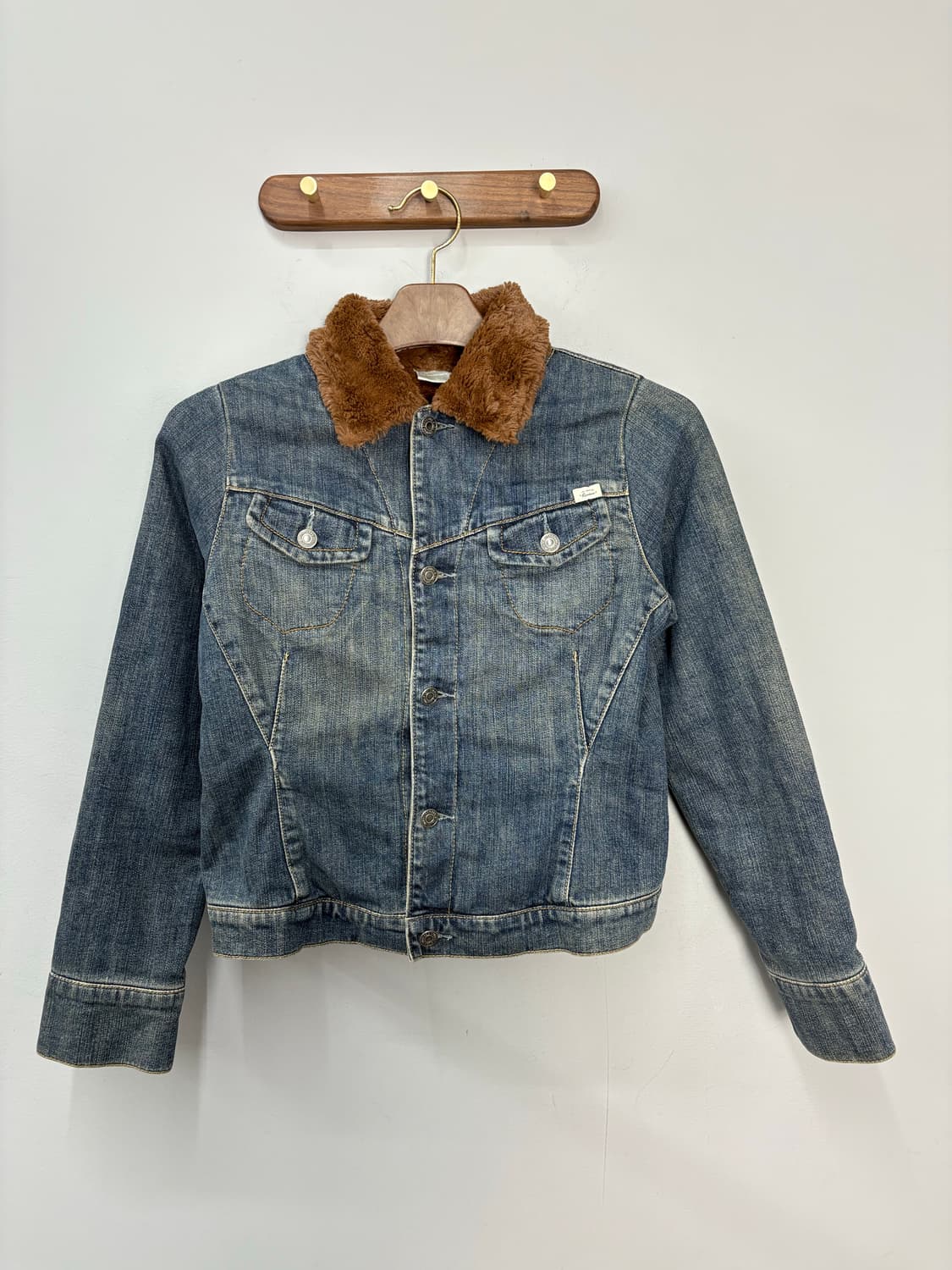 시그니처 브라운퍼 워시드 데님 트러커 자켓 A3196 상품이미지2