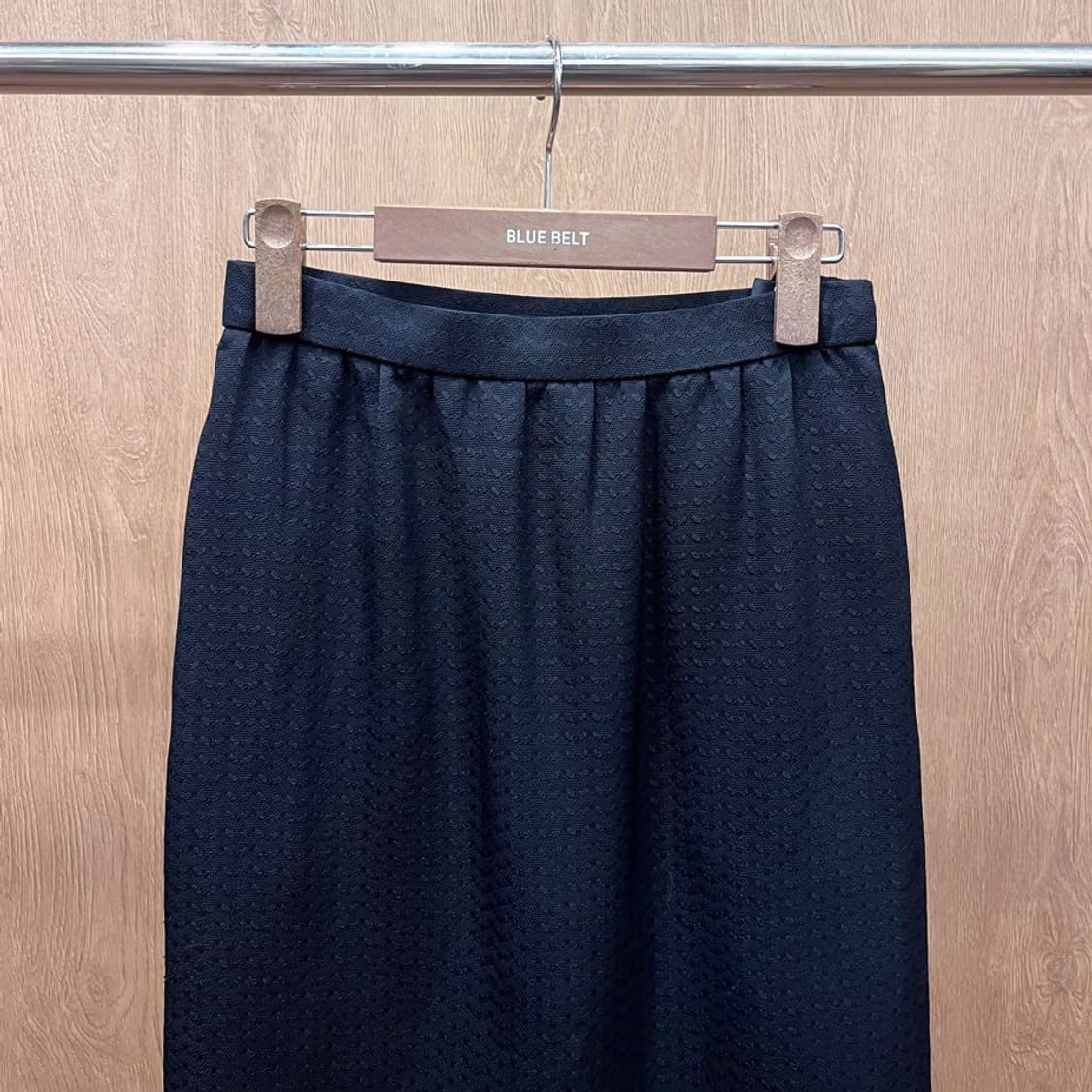 지방시 미디 스커트 사이드 지퍼 버클 물결 패턴 디테일 H라인 블랙 상품이미지4