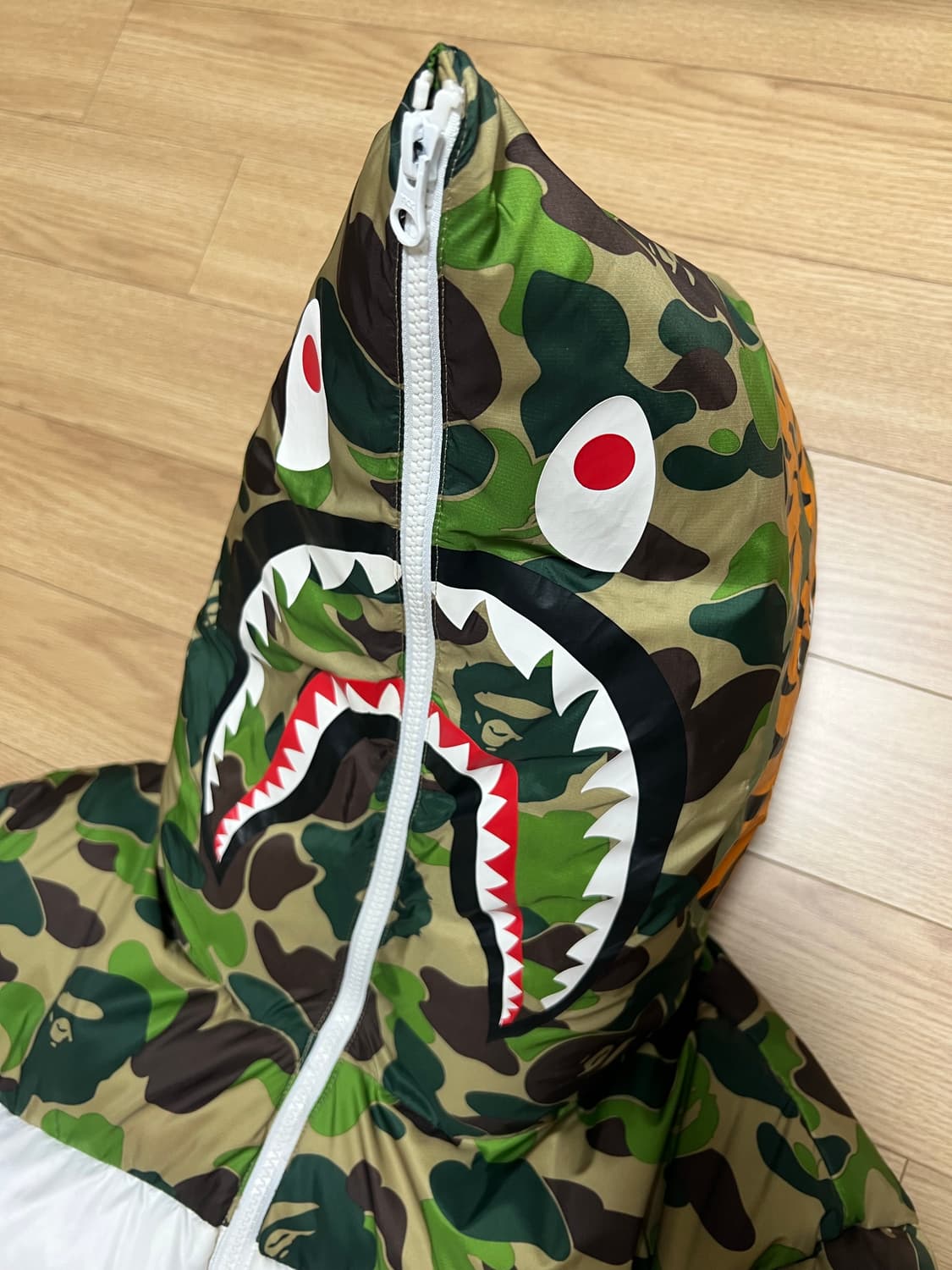 아디다스X베이프 한정판 패딩 판매합니다. 상품이미지3