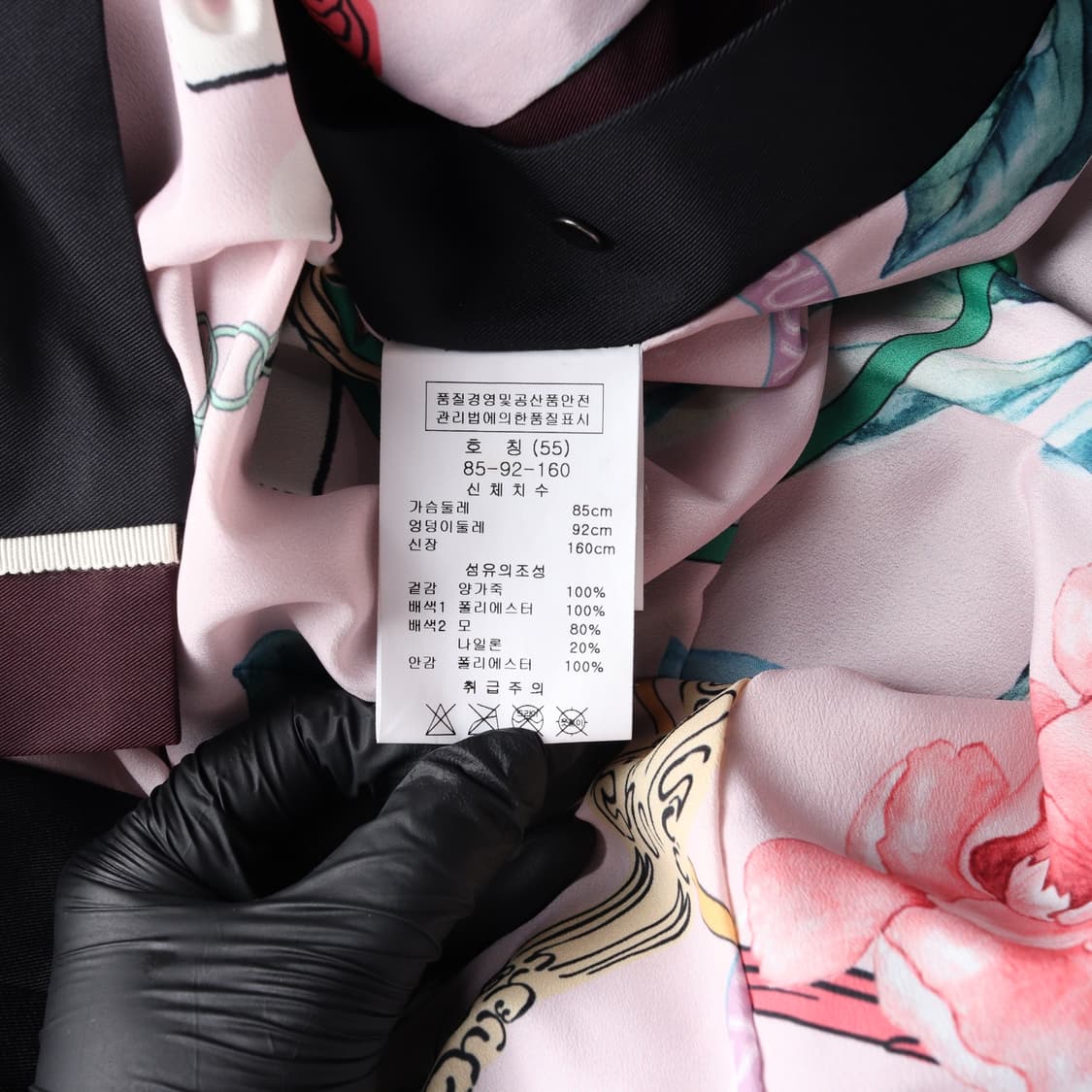 손정완 22FW 양가죽 100% 사이드 버튼 슬릿 베스트 재킷  조끼
 상품이미지8