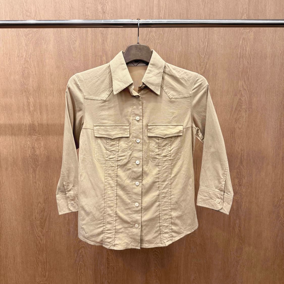 버버리 런던 더블 포켓 절개 라인 버튼 셔츠 체크 디테일 베이지 상품이미지2