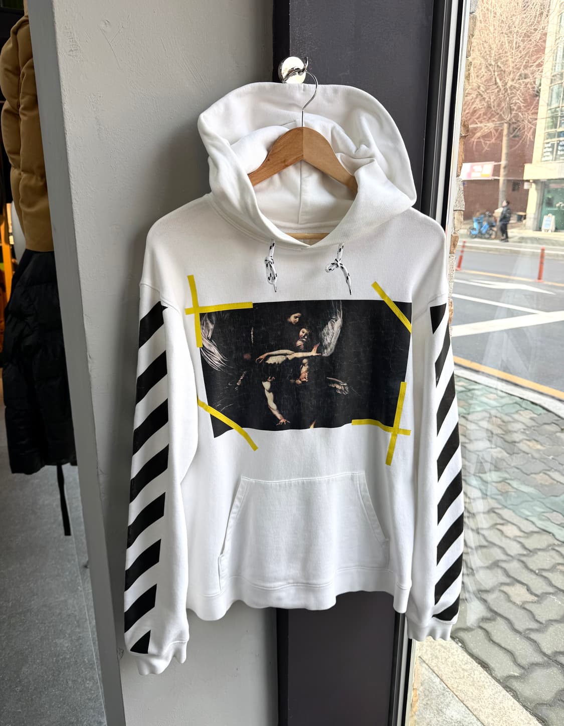 100/ 오프화이트 카라바조 프린팅 후드티 Off White 상품이미지2