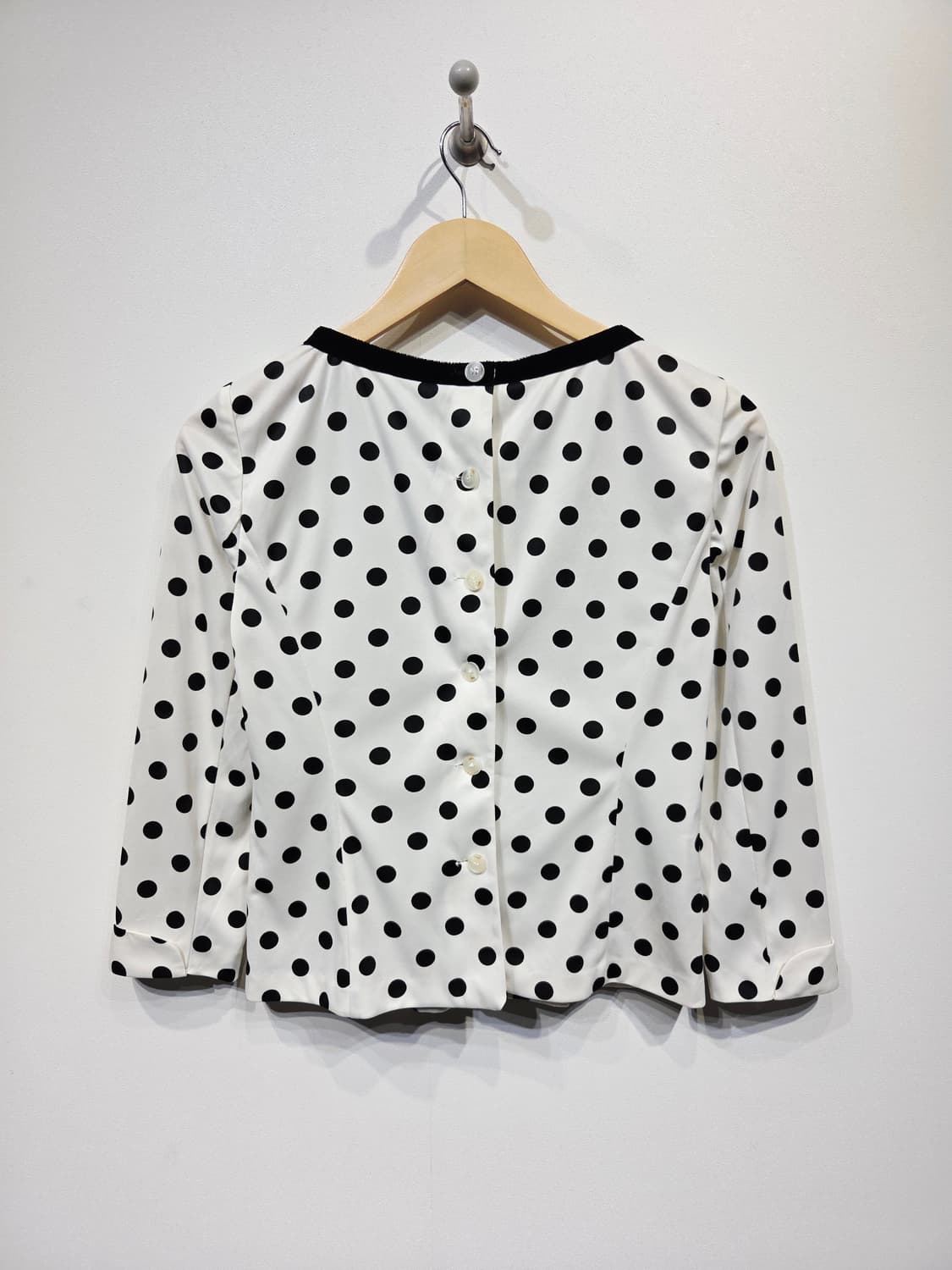 손정완(SON JUNG WAN) 도트 패턴 리본 넥 블라우스 상품이미지5