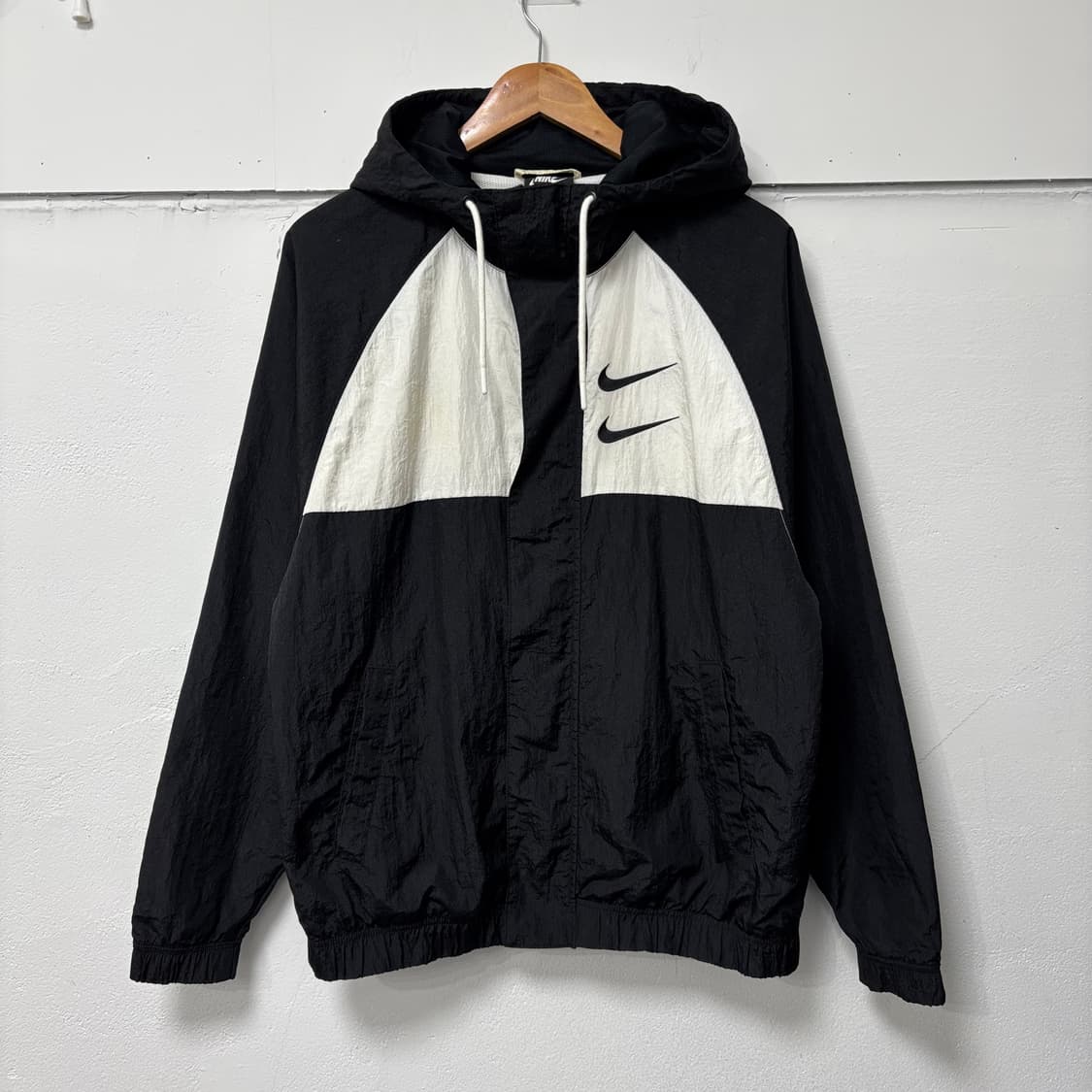 나이키 더블스우시 검흰 바람막이 상품이미지1