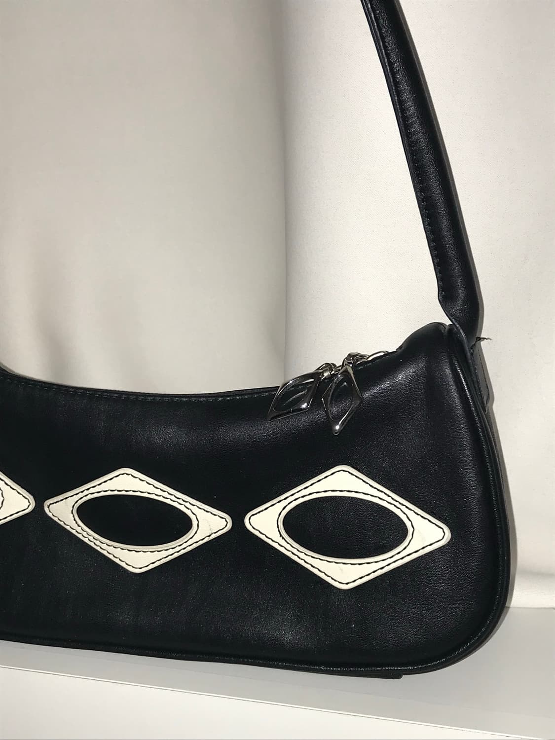 미스치프 롬버스 레더 숄더백 상품이미지3