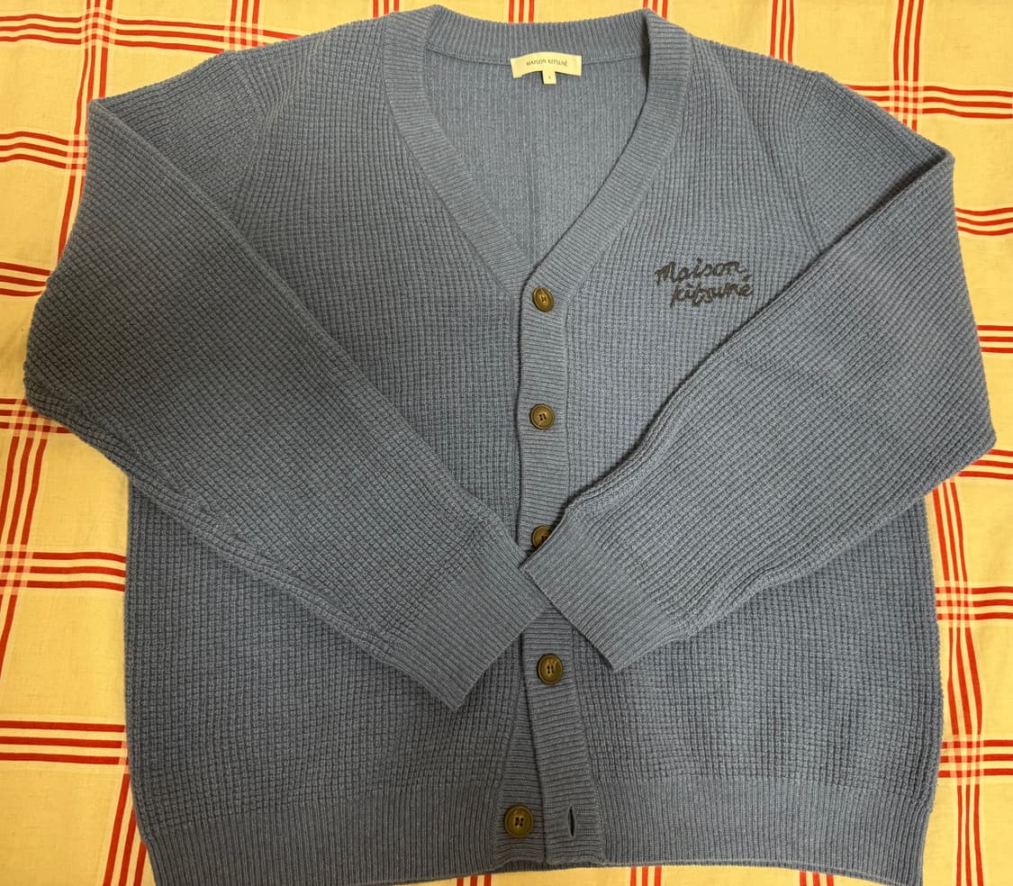 [L] 메종 키츠네 핸드라이팅 컴포트 가디건 블루 상품이미지1