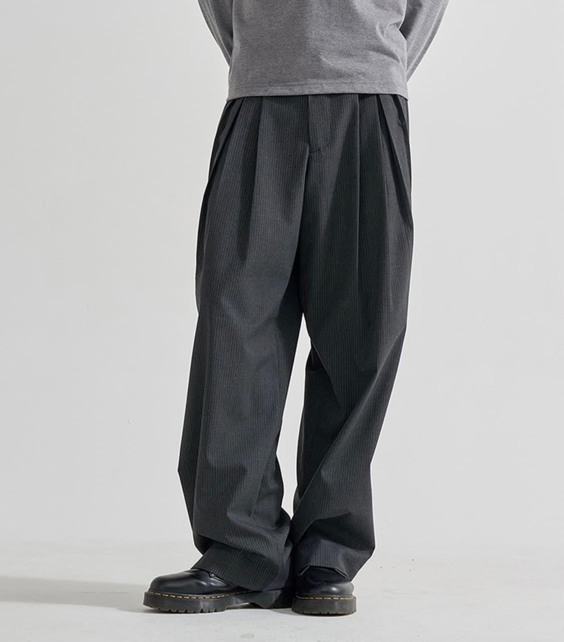 주앙옴므 핀 스트라이프 매드플리츠 와이드 트라우저 (차콜) (S사이즈) 상품이미지2
