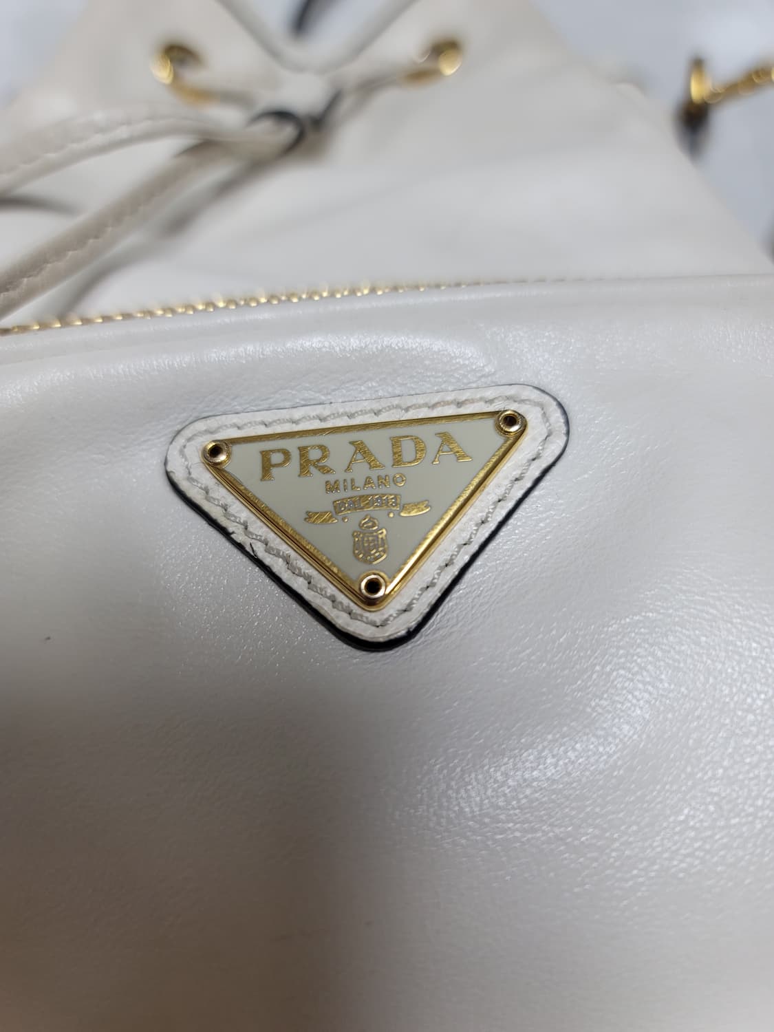 프라다 화이트 듀에 복조리 버킷백 상태굿

 상품이미지4