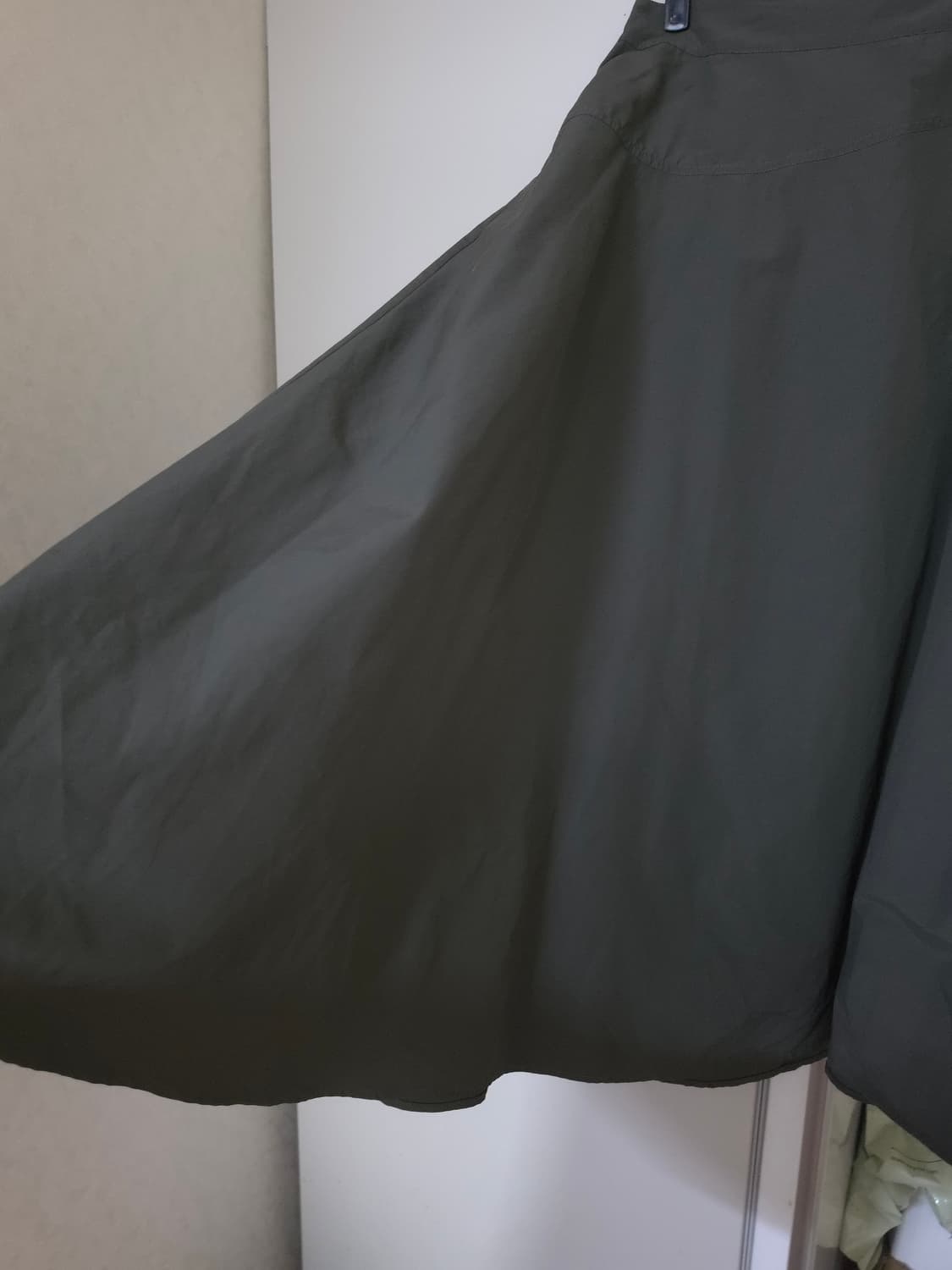 듀엘 카키색 플레어 롱스커트 상품이미지3