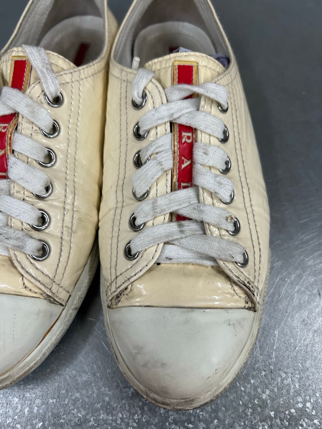 프라다 클래식 레드탭 스니커즈 35.5 상품이미지7