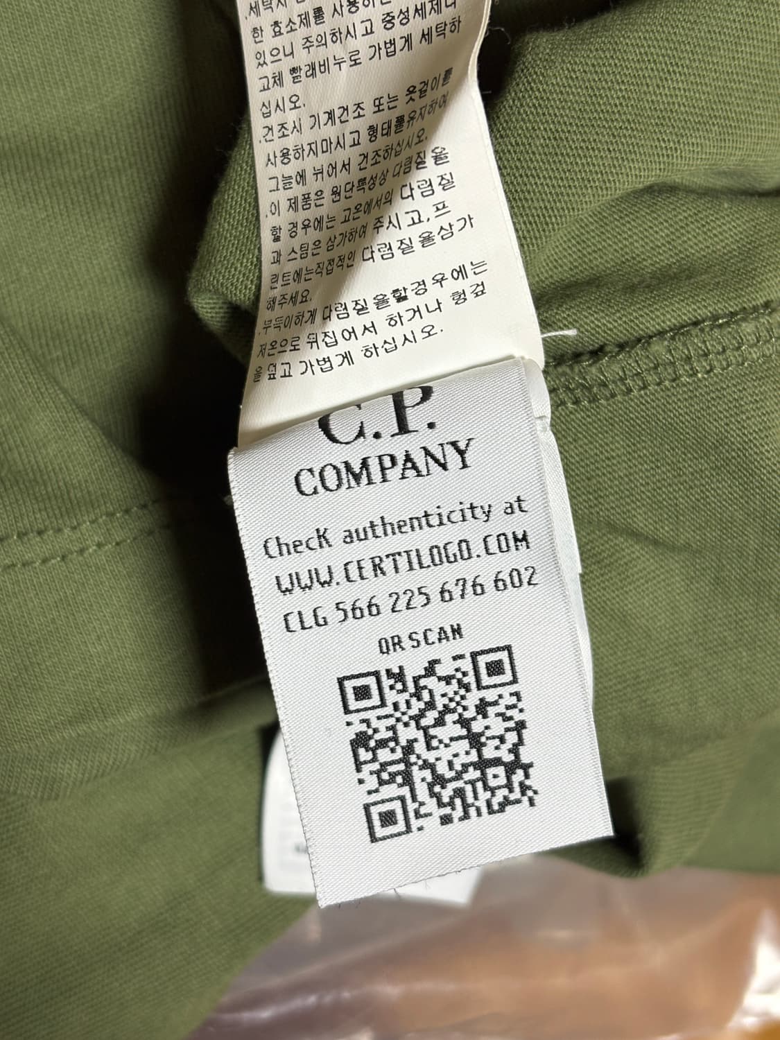 C.P. 컴퍼니 백 로고 코믹 프린트 티셔츠 반팔 카키 상품이미지3