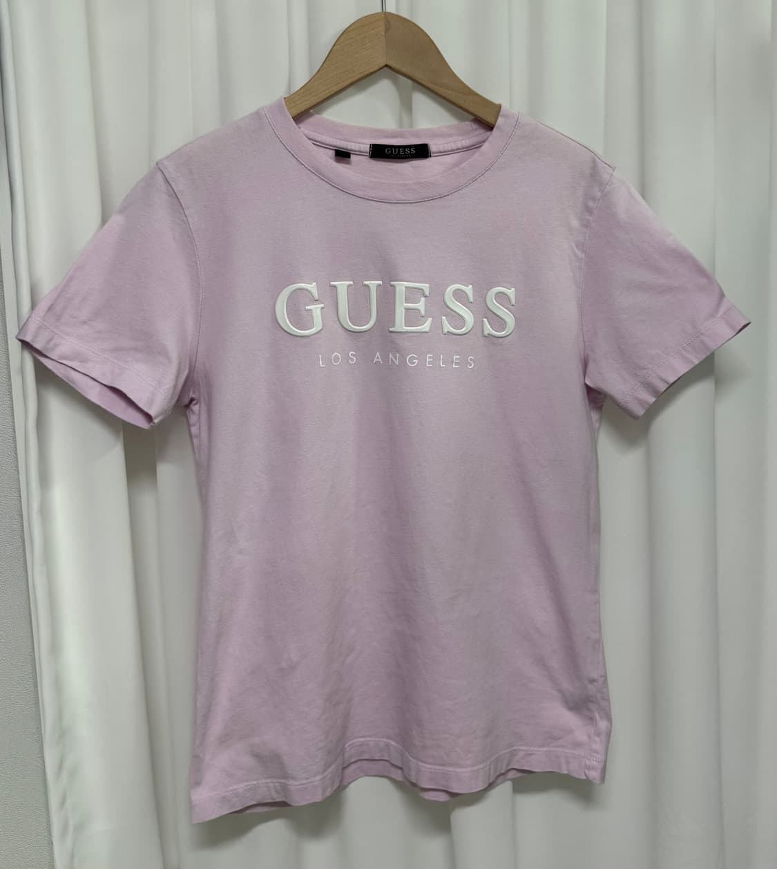 GUESS 게스 에나멜 로고 반팔티 S 퍼플 상품이미지1