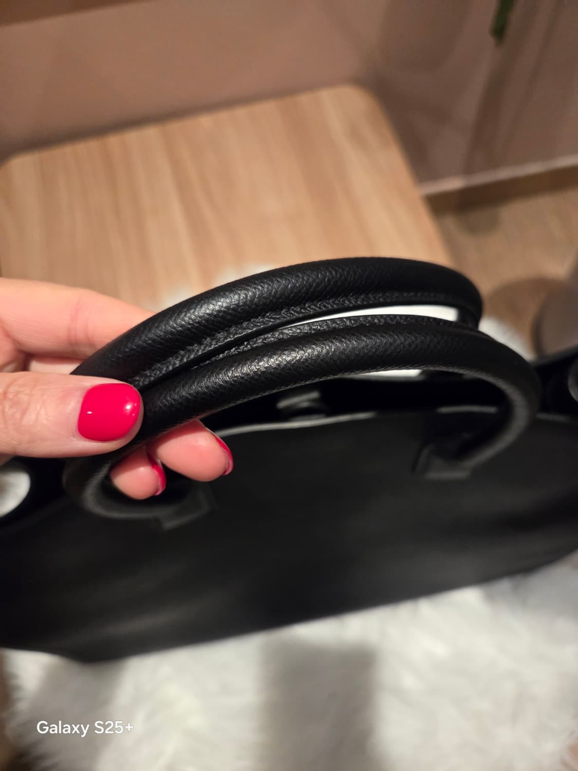 버버리 래빗 모노그램 모티프가죽 숄더백 토끼해 에디션 상품이미지2