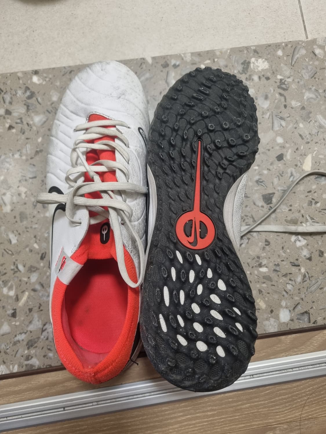 나이키 티엠포 레전드10 프로 TF 상품이미지1