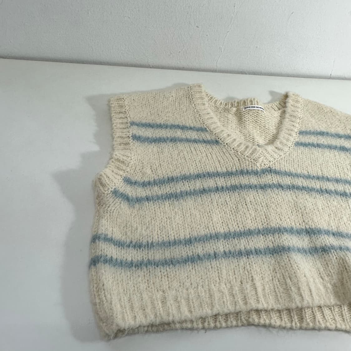 우먼OS 러브유쏘머치 오버핏 브이넥 알파카니트 베스트 상품이미지3