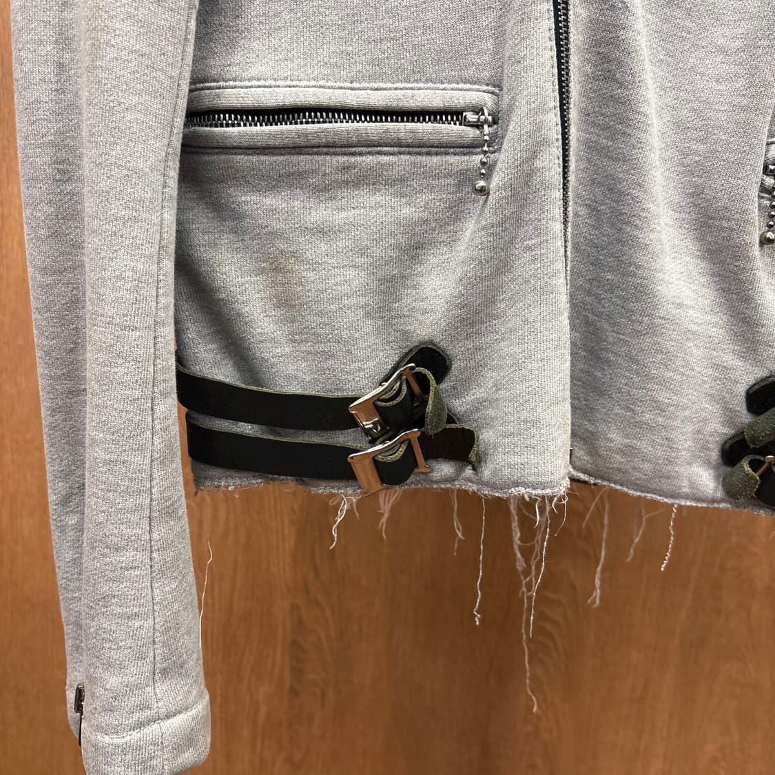 꼼데가르송 맨 스웨트 라이더 자켓 지퍼 포켓 레더 버클 디테일 그레이 상품이미지7