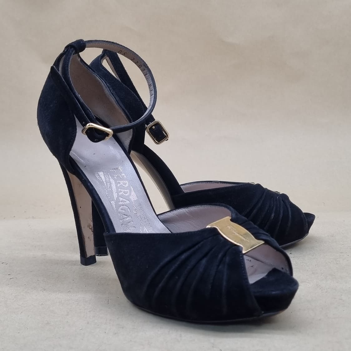 페라가모 스웨이드 오픈토 샌들힐 220 굽12 상품이미지1