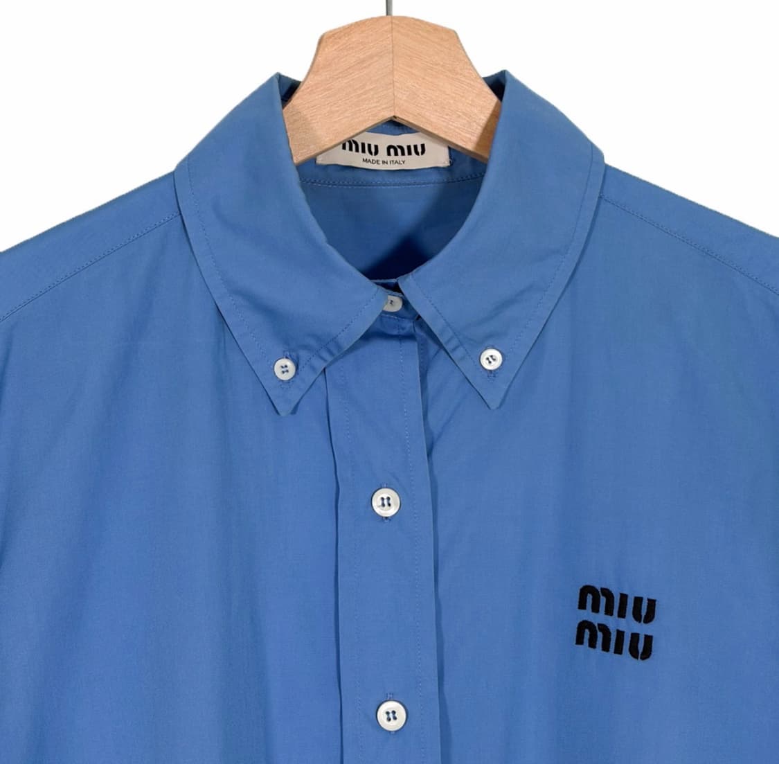 [36] 미우미우 자수 로고 포플린 오버사이즈 롱 셔츠 페리윙클 블루 상품이미지3
