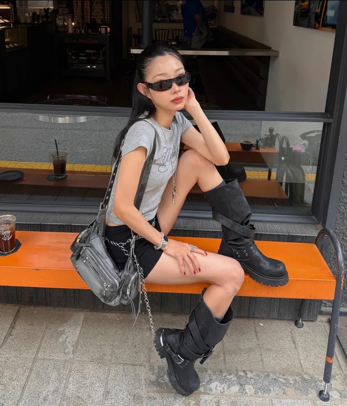 블랙퍼플 러스크 스트랩 슬라우치드 부츠 팝니다 상품이미지2