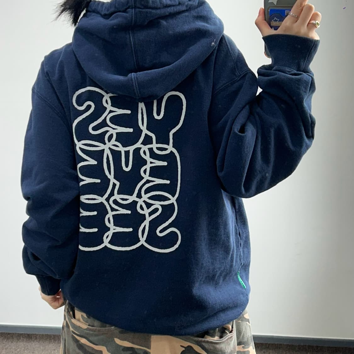 Yeseyesee 예스아이씨 백 포인트 로고 네이비 후드티 상품이미지2