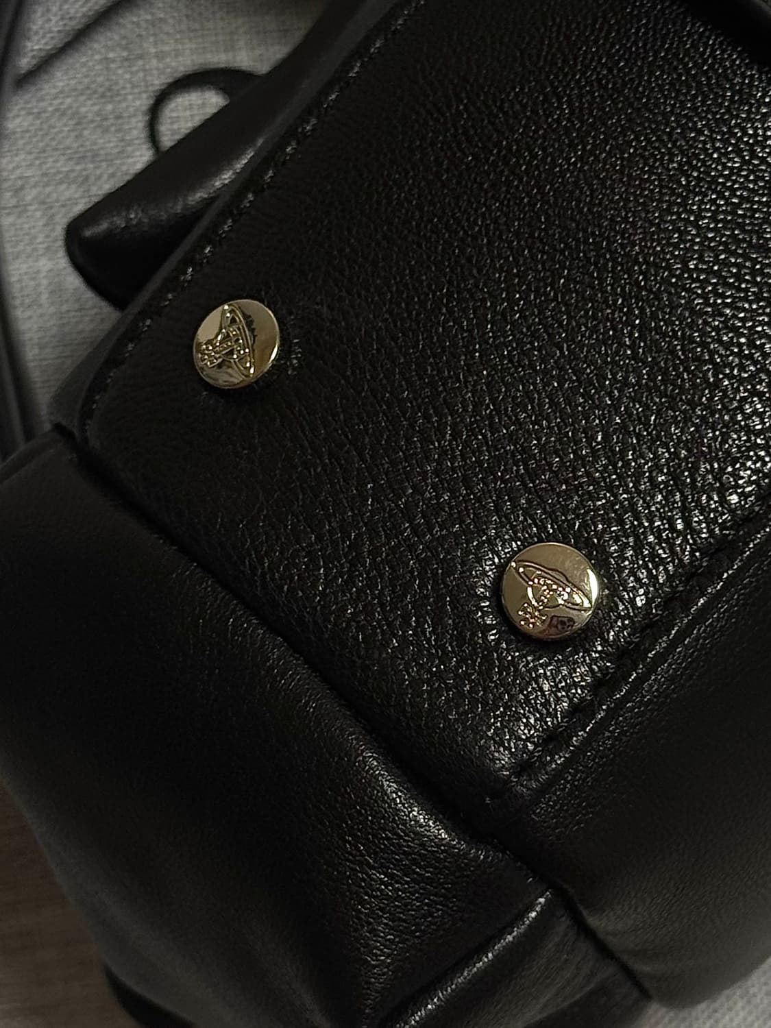 비비안웨스트우드 헤이즐 트레저 레더 숄더백 크로스백 가방 블랙 상품이미지5