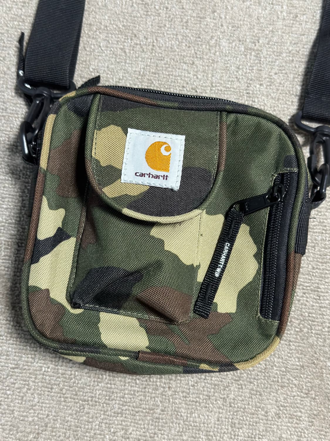 칼하트 wip 카모 에센셜 크로스백 상품이미지2