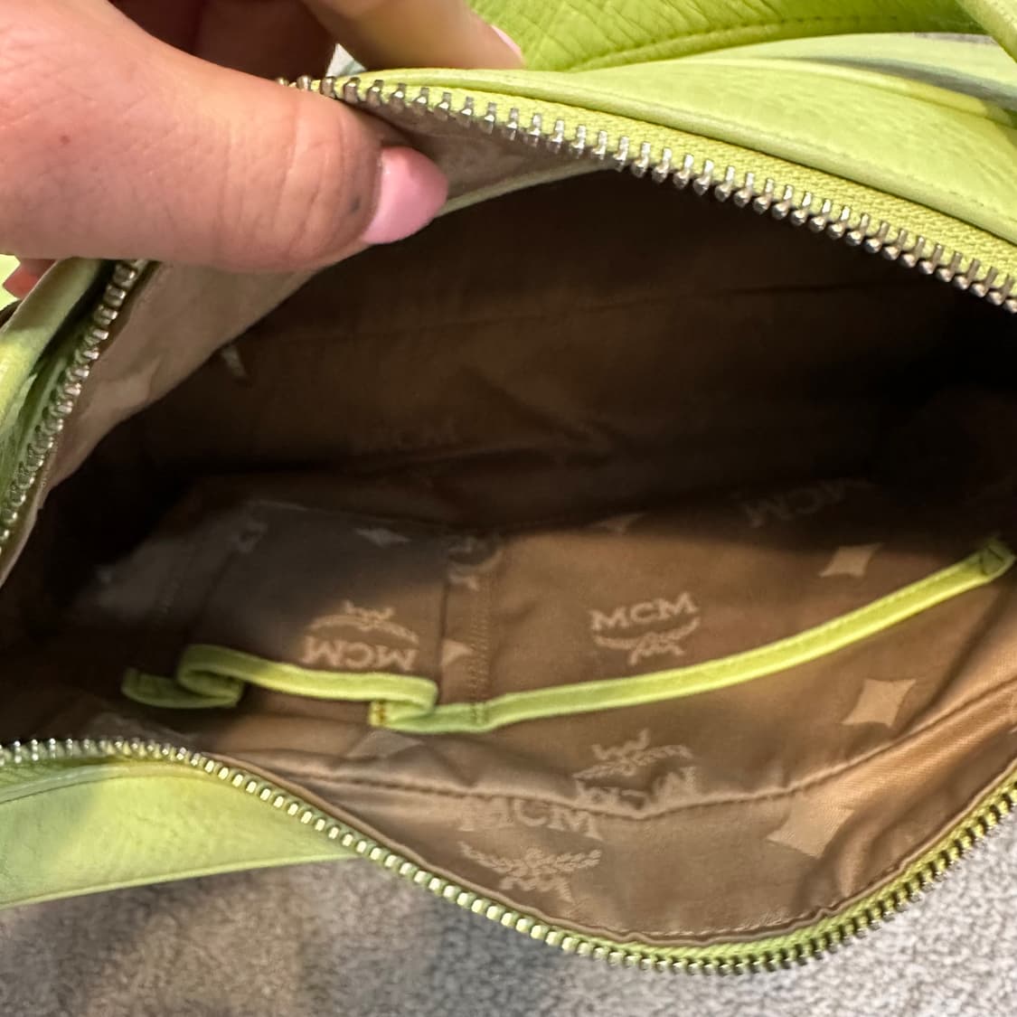 MCM 엠씨엠 빈티지 라임 숄더백 상품이미지4