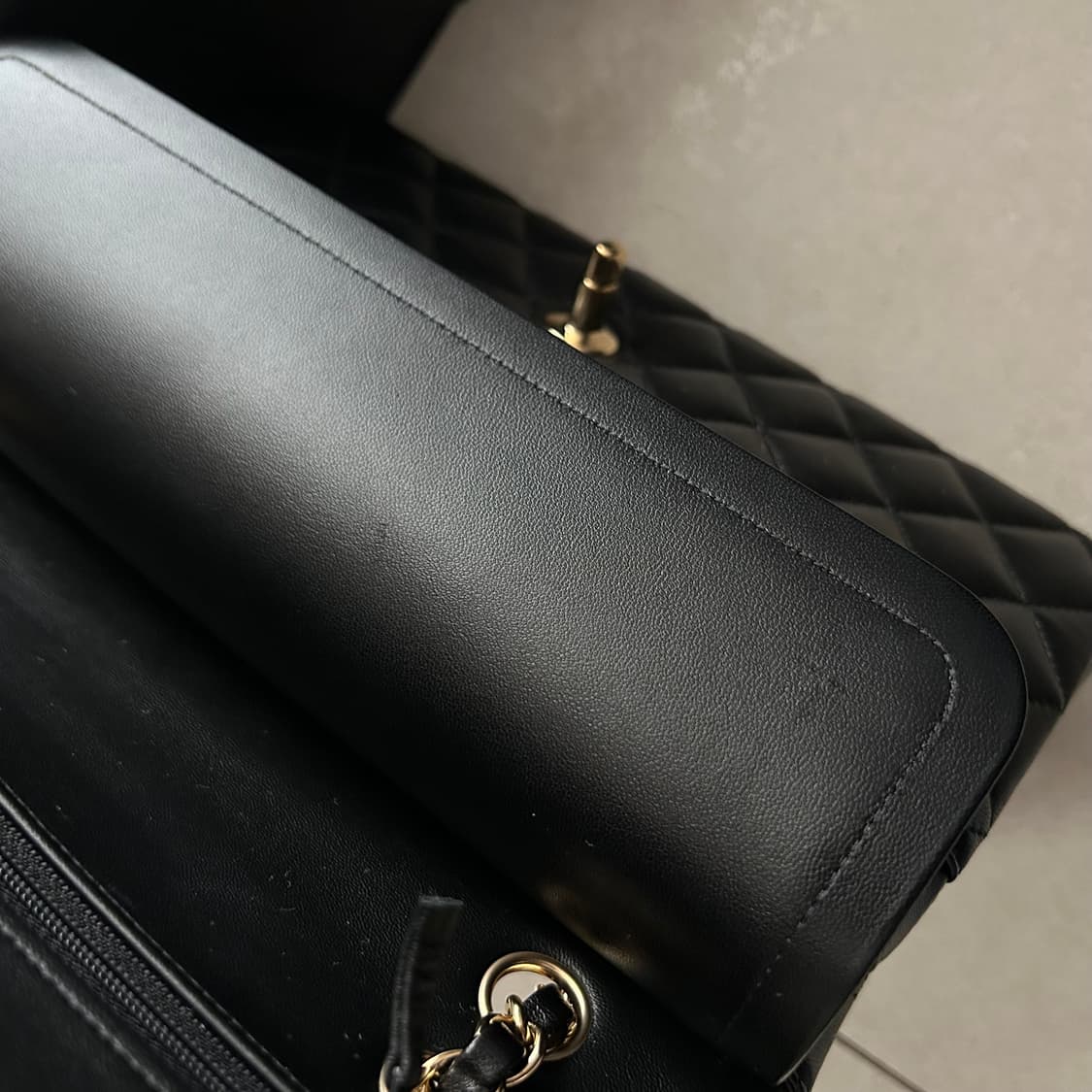 새상품 샤넬 클래식 플랩백11.12 미듐 블랙 24년12월구매 상품이미지9