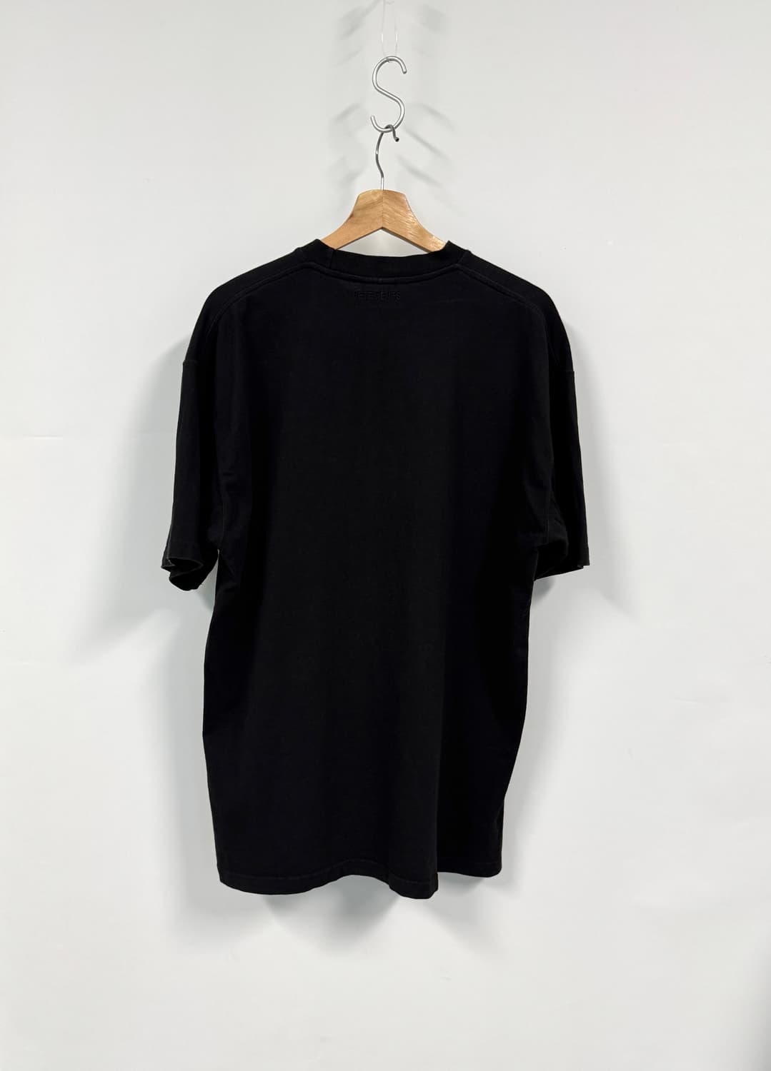 VETEMENTS 베트멍 이탈리아 오뜨꾸뛰르 그린컬러 자수로고 블랙 티셔 상품이미지2
