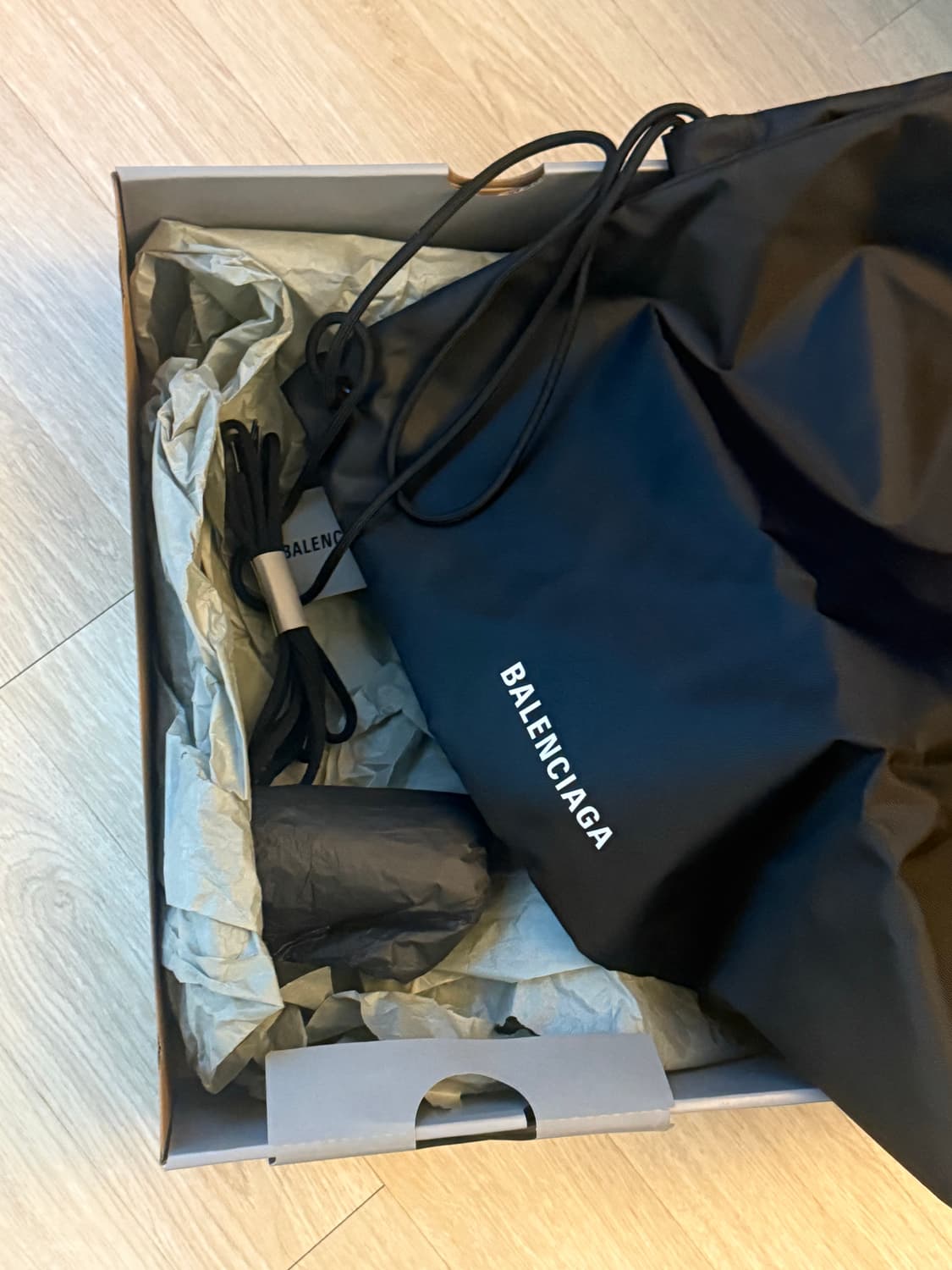 발렌시아가 디펜더 42 상품이미지6