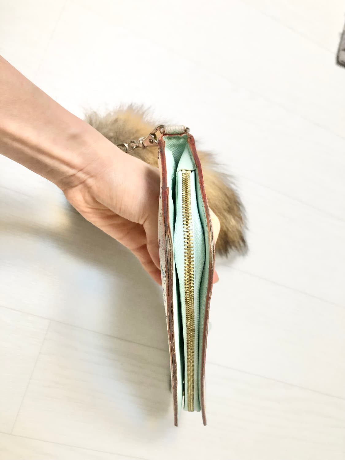 루이비통 인솔라이트 화이트 멀티 장지갑/클러치 상품이미지3